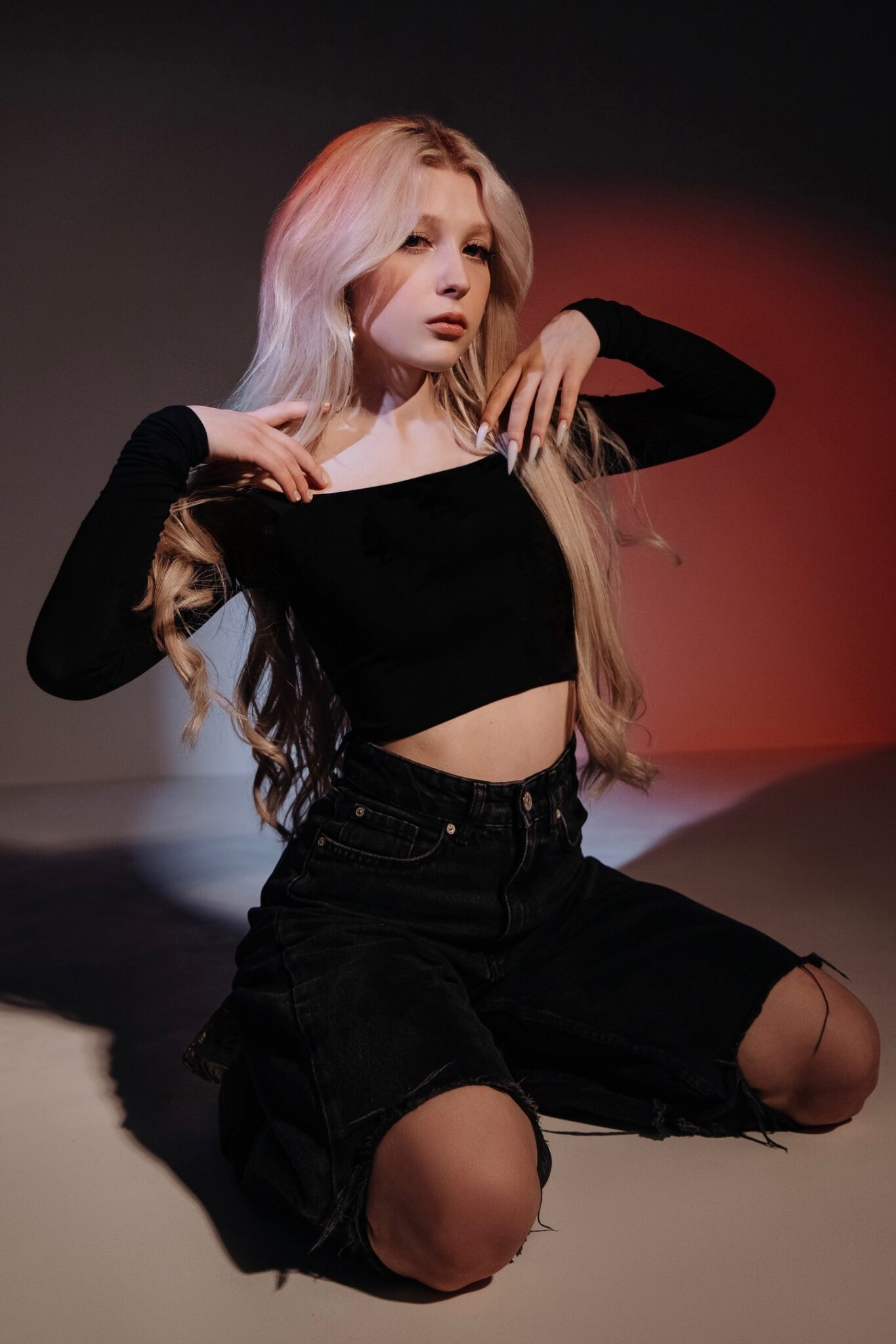 Свежий снимок EVEN CUTE в рваных джинсах с голыми коленями. Свежий снимок EVEN CUTE в рваных джинсах с голыми коленями.