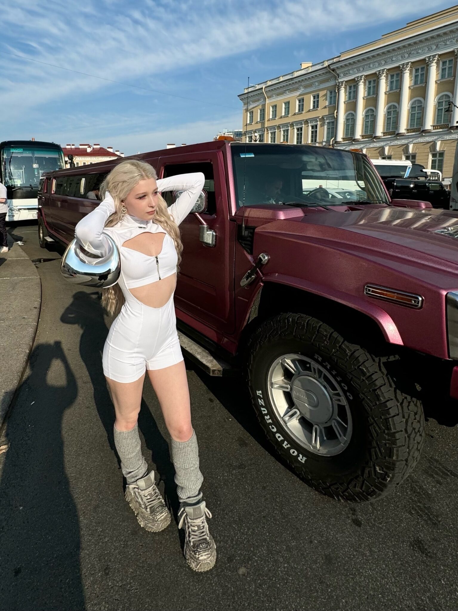 Горячая фотка с EVEN CUTE в коротком и обтягивающем костюме на фоне лимузина. Горячая фотка с EVEN CUTE в коротком и обтягивающем костюме на фоне лимузина.