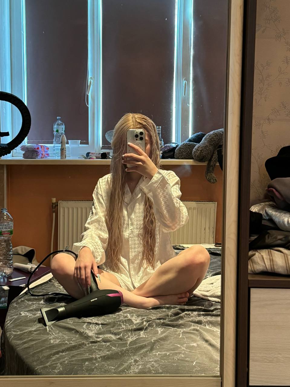 Селфи EVEN CUTE на кровати дома с мокрыми волосами и голыми ногами. Селфи EVEN CUTE на кровати дома с мокрыми волосами и голыми ногами.