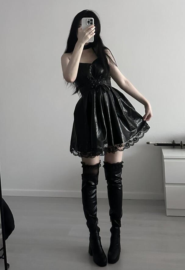 Арина просто обожает делать селфи - на этот раз в чёрном мини платье и высоких сапогах. Арина просто обожает делать селфи - на этот раз в чёрном мини платье и высоких сапогах.