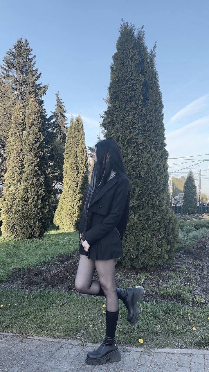 Редкий кадр на котором Морфилина в готическом обличье гуляет по летнему парку. Редкий кадр на котором Морфилина в готическом обличье гуляет по летнему парку.