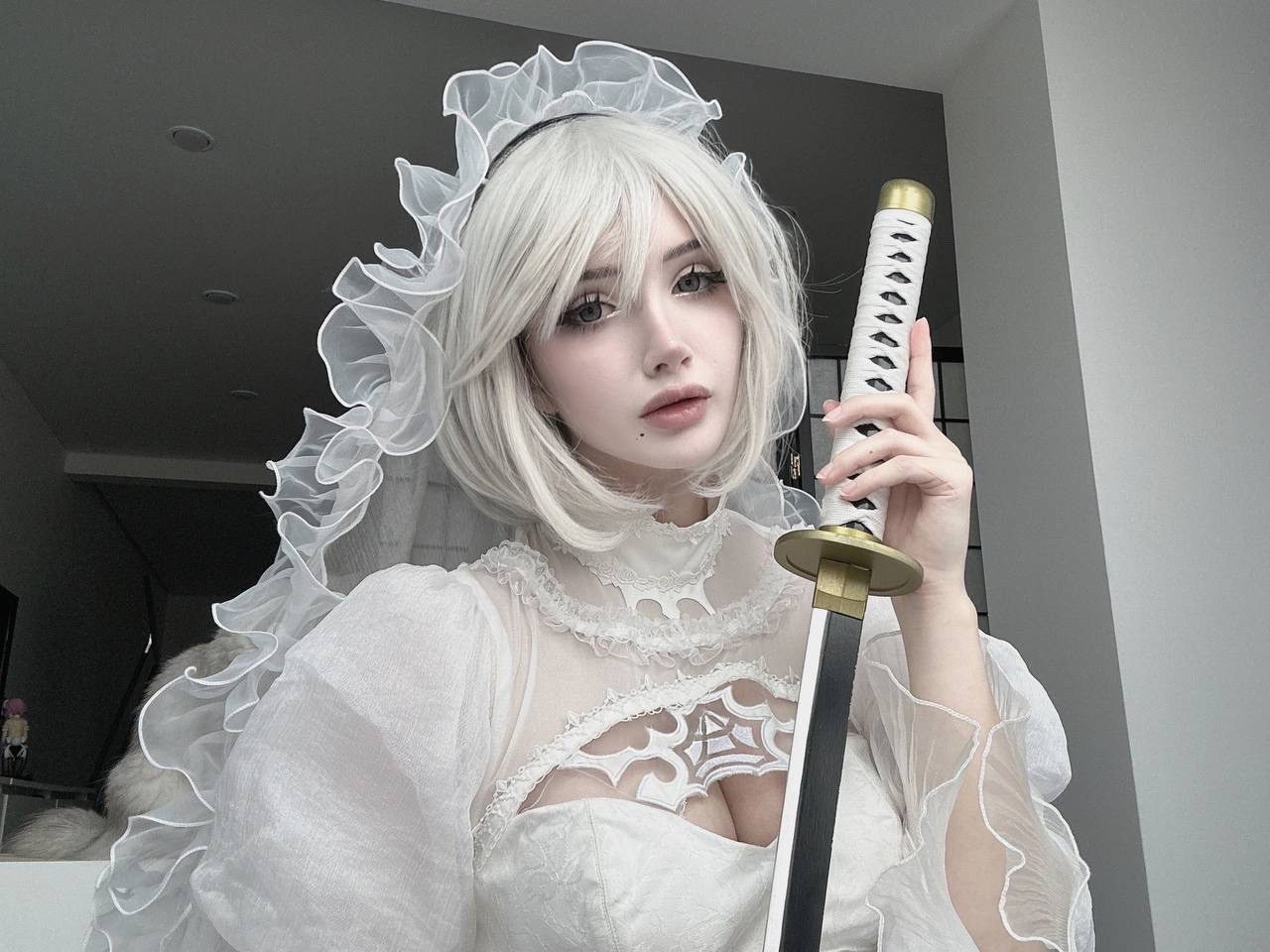 Красивый косплей снимок от Арины в образе Аниме невесты в белом свадебном платье с катаной в руках. Красивый косплей снимок от Арины в образе Аниме невесты в белом свадебном платье с катаной в руках.