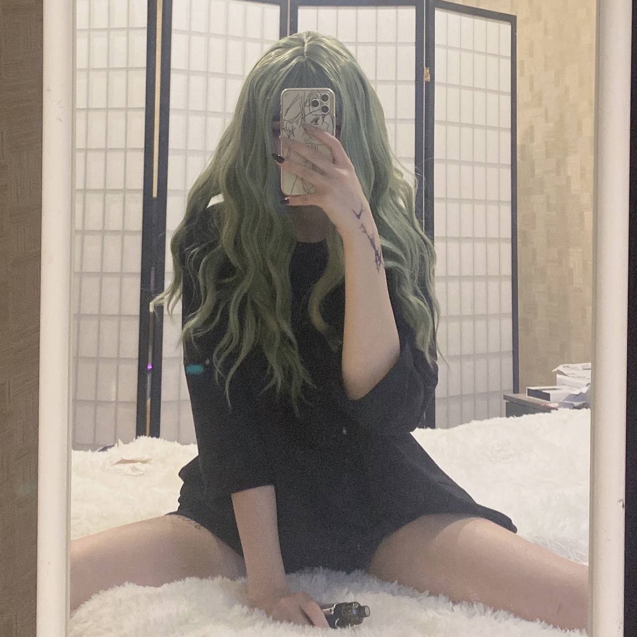 Очередное селфи от Морфилиной с зелёными волосами, в длинной майке и с голыми ногами. Очередное селфи от Морфилиной с зелёными волосами, в длинной майке и с голыми ногами.