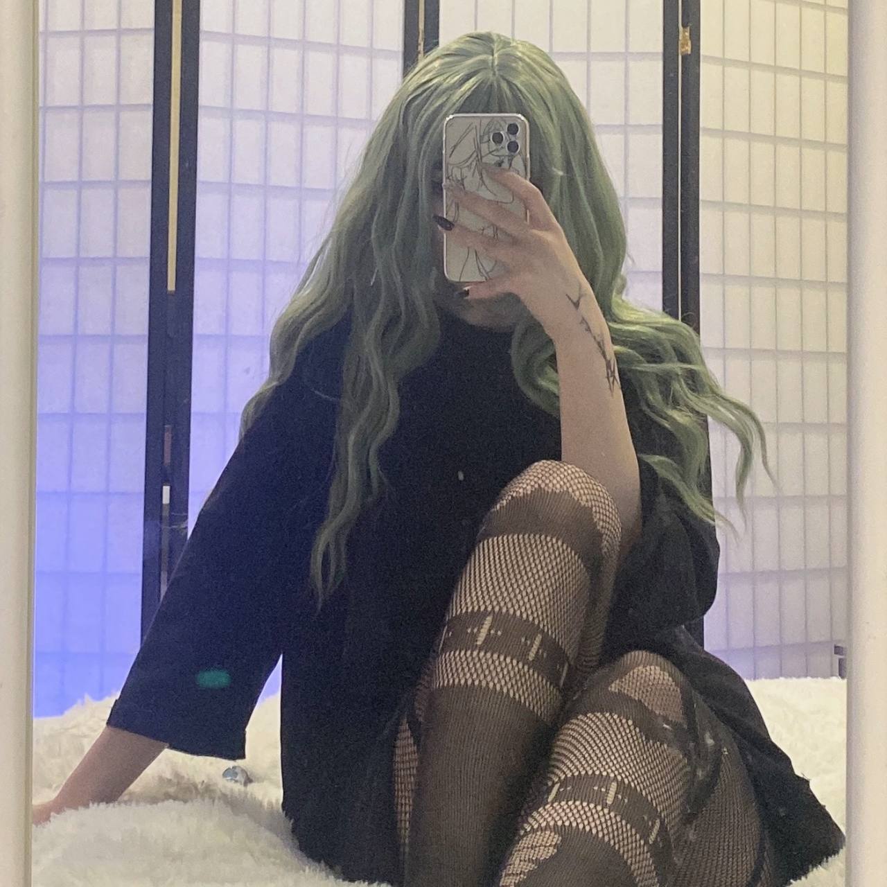 Похожий кадр с Ариной Юки только тут она уже в чёрных кружевных чулках в сеточку. Похожий кадр с Ариной Юки только тут она уже в чёрных кружевных чулках в сеточку.