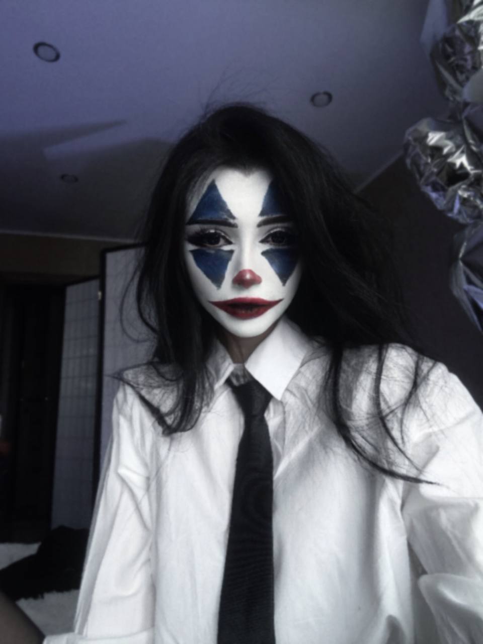 Крутая фотка на которой Морфилина с гримом грустного клоуна на лице. Крутая фотка на которой Морфилина с гримом грустного клоуна на лице.