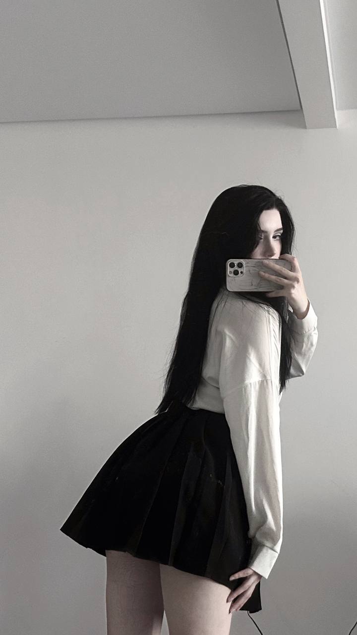 Пикантное селфи Арины Юки в чёрной мини юбке и в белой блузке. Пикантное селфи Арины Юки в чёрной мини юбке и в белой блузке.