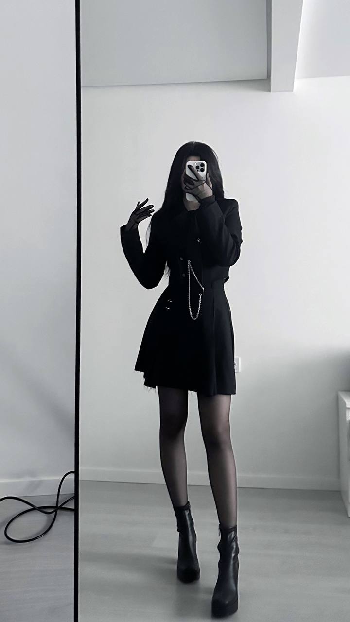 Очередное селфи у зеркала в готическом стиле и чулках. Очередное селфи у зеркала в готическом стиле и чулках.