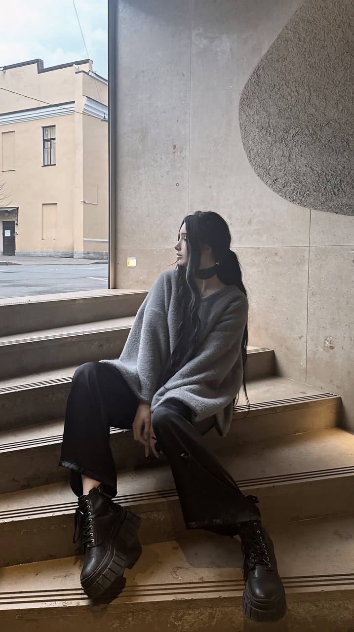 Снимок из обычной жизни с Ариной сидящей на ступеньках. Снимок из обычной жизни с Ариной сидящей на ступеньках.