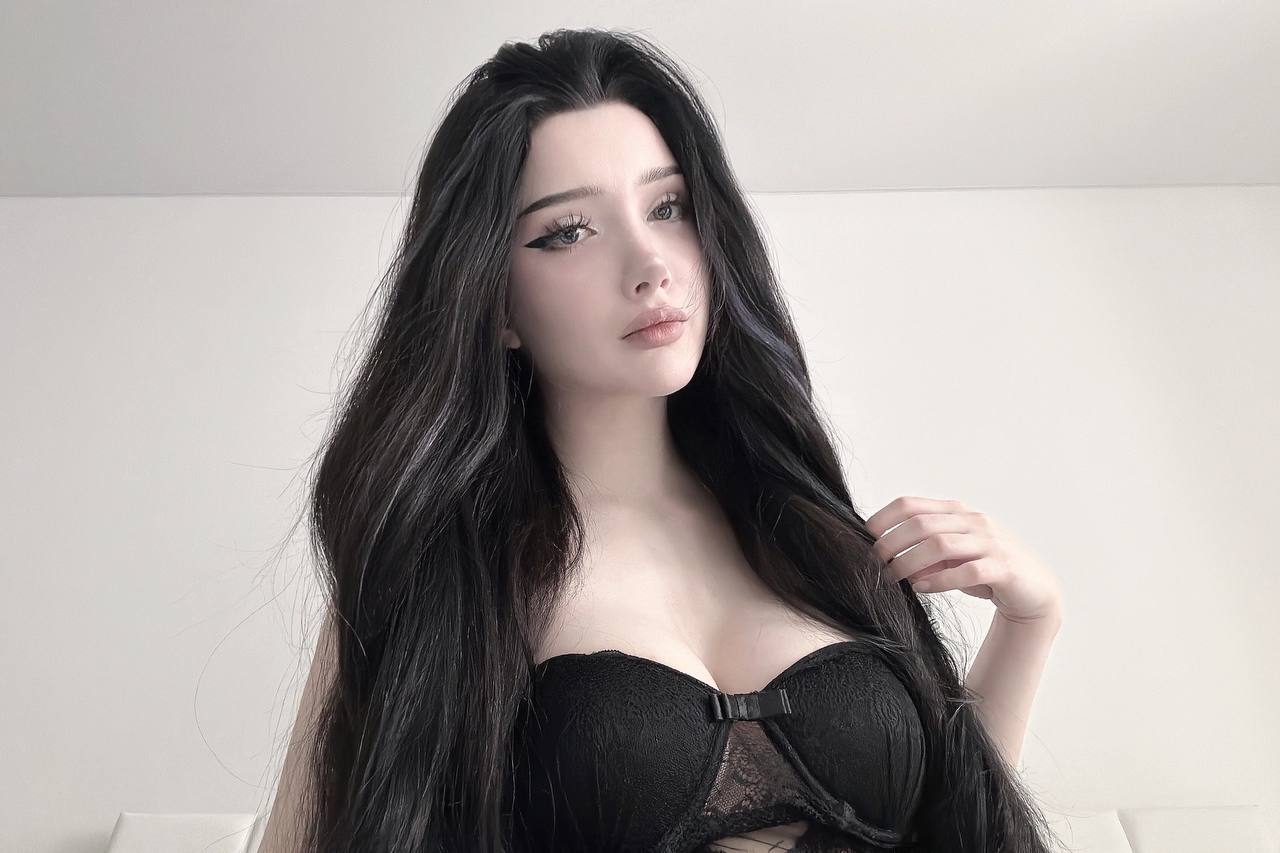 Откровенный снимок с morphilina в чёрном лифчике, попавший в сеть. Откровенный снимок с morphilina в чёрном лифчике, попавший в сеть.