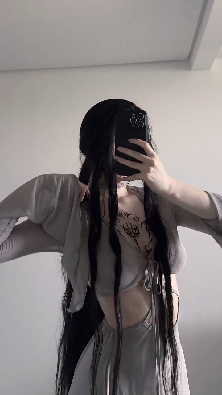 А на этом снимке Арина Юке показала свою татуировку на груди, в полупрозрачном платье. А на этом снимке Арина Юке показала свою татуировку на груди, в полупрозрачном платье.