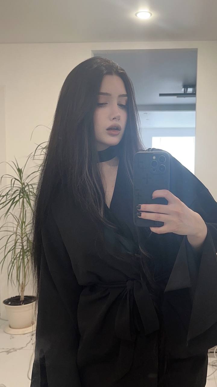 Домашнее селфи Морфилиной в чёрном халатике и в чокере. Домашнее селфи Морфилиной в чёрном халатике и в чокере.