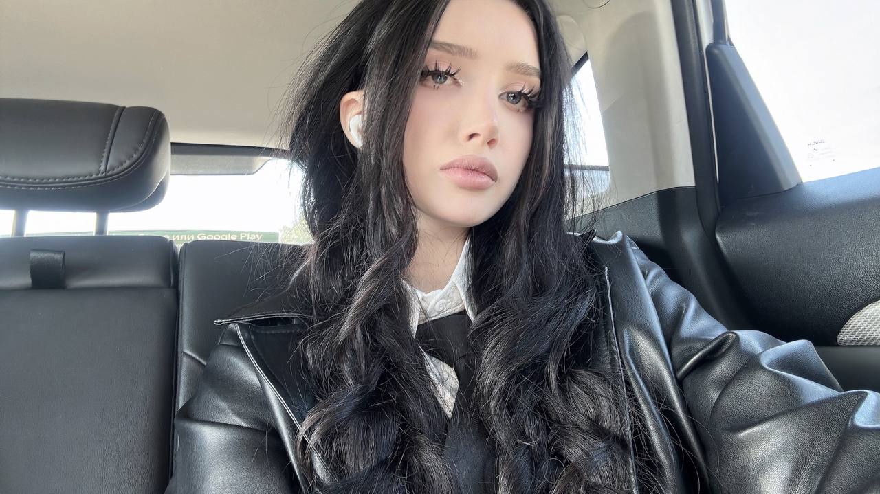 Снимок лица Морфилиной крупным планом с шикарной причёской и минимальным макияжем. Снимок лица Морфилиной крупным планом с шикарной причёской и минимальным макияжем.