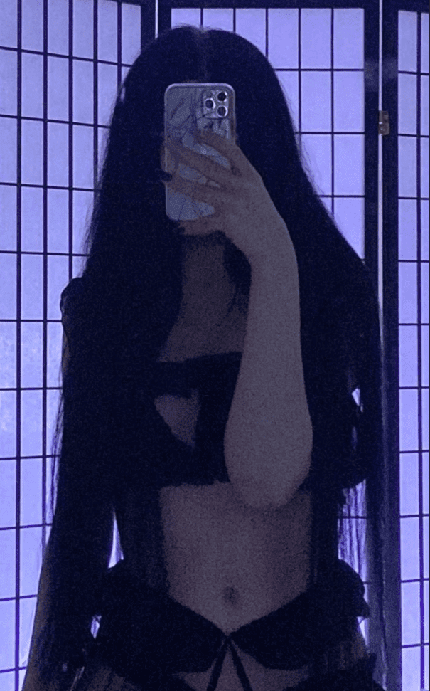 Ещё одно селфи Морфилиной в полуголом виде. Ещё одно селфи Морфилиной в полуголом виде.