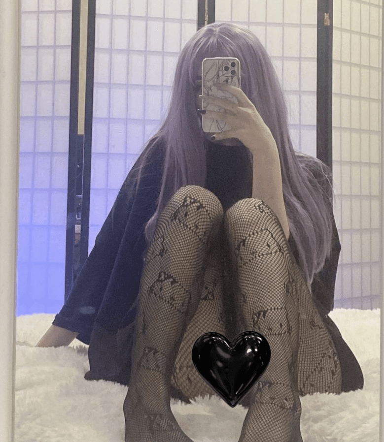 Пикантный снимок с фиолетовыми волосами и в чёрных кружевных чулках. Пикантный снимок с фиолетовыми волосами и в чёрных кружевных чулках.