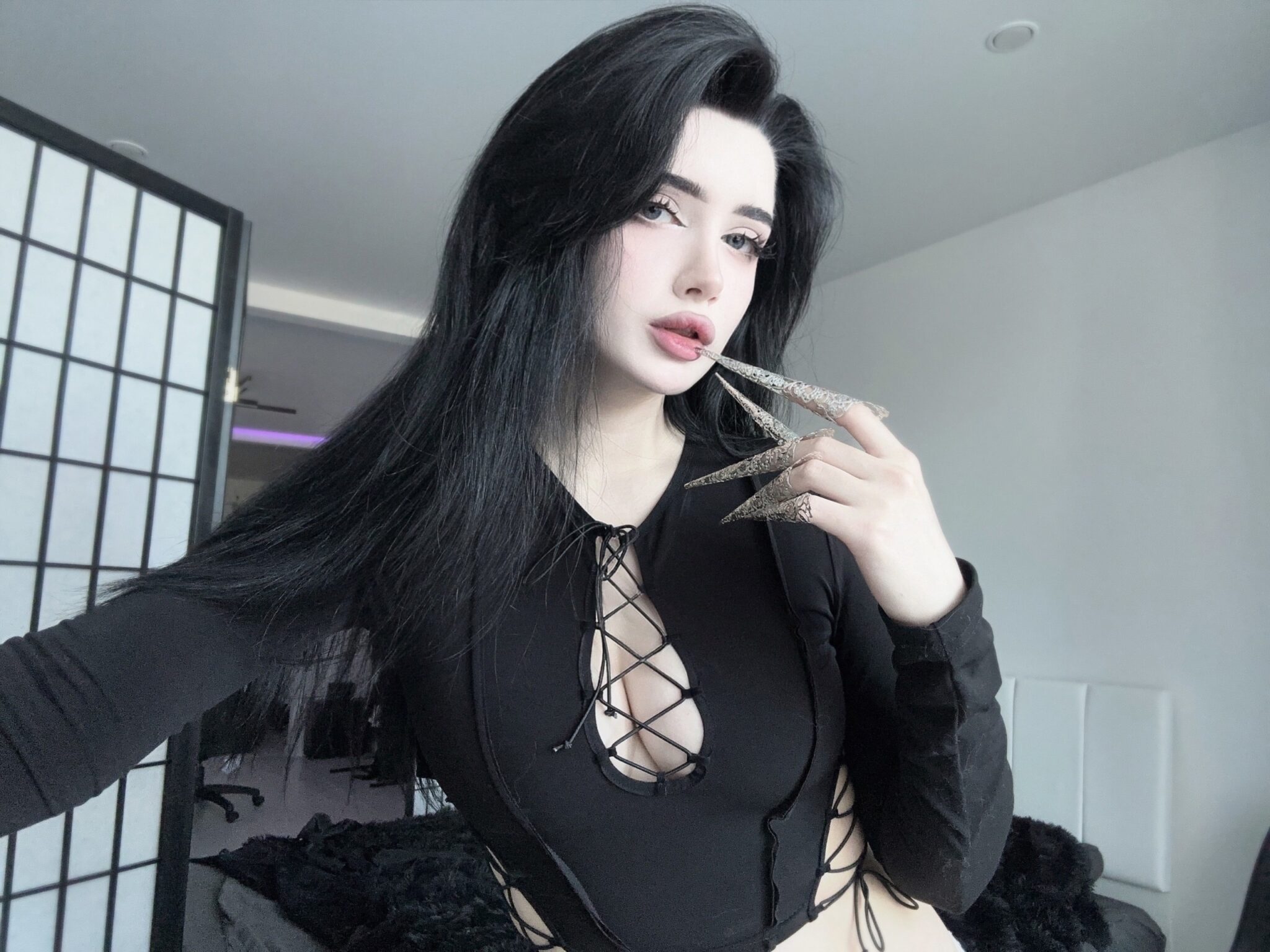 Красивая сексуальная фотография с Морфилиной с шикарной причёской, большим вырезом на груди и необычными ногтями или накладками на пальцы. Красивая сексуальная фотография с Морфилиной с шикарной причёской, большим вырезом на груди и необычными ногтями или накладками на пальцы.