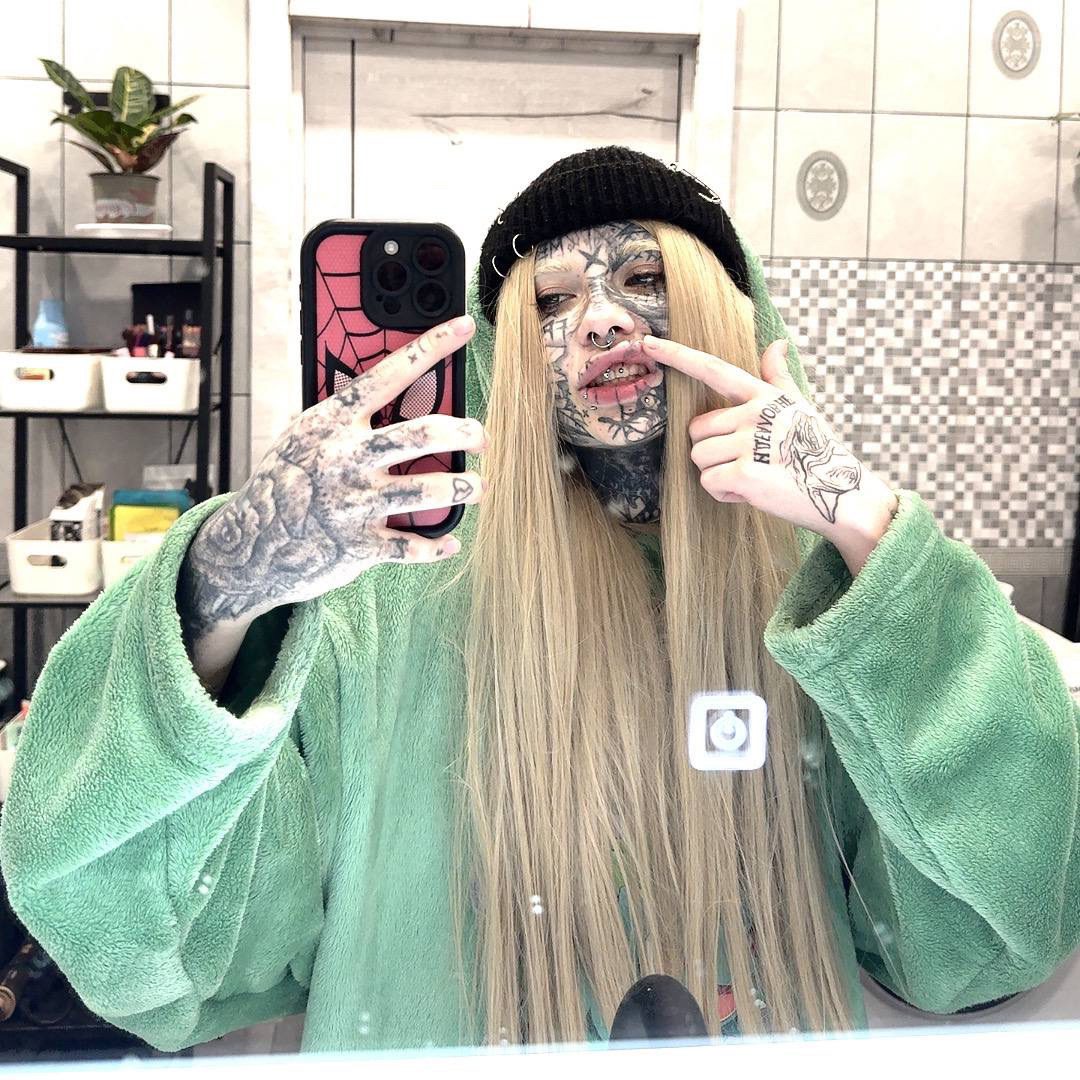 Крутое селфи от татуированной ssspringvoid, на котором она показала пирсинг на зубах. Крутое селфи от татуированной ssspringvoid, на котором она показала пирсинг на зубах.