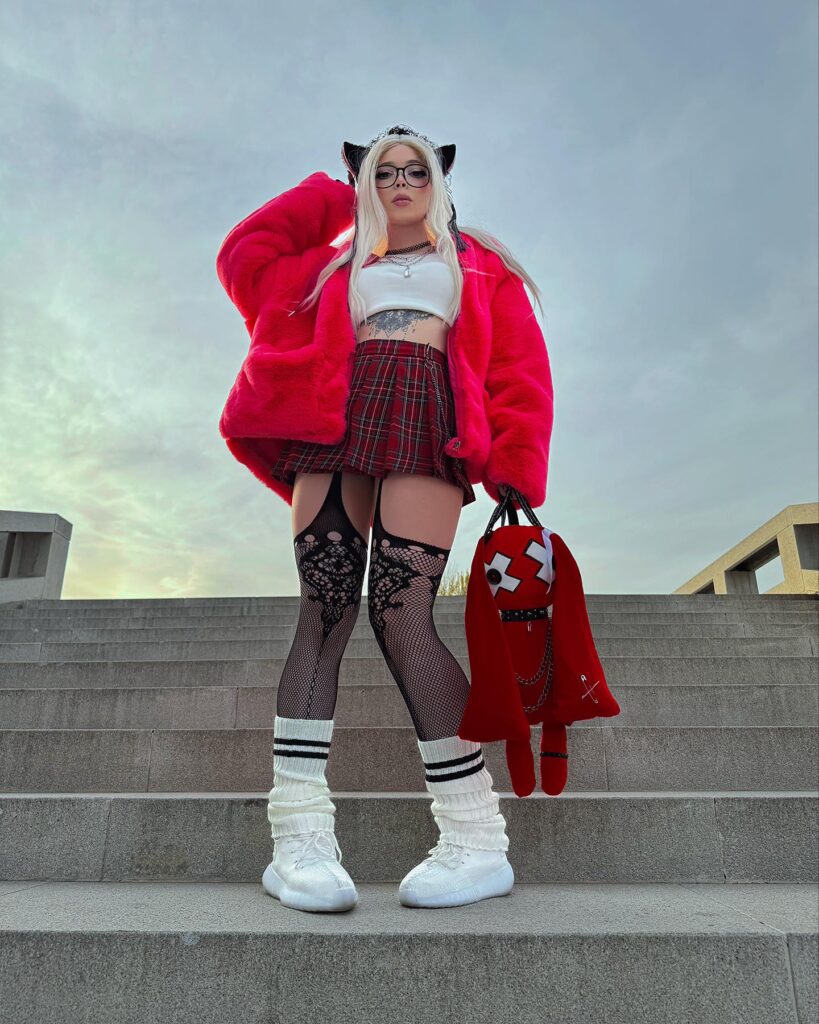 А тут она на прогулке в школьной мини юбке и чёрных чулках в сетоку.