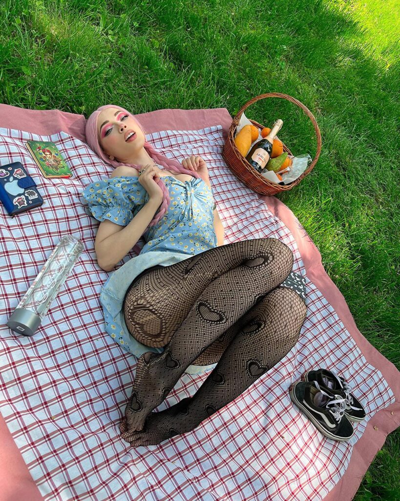 Соблазнительный кадр с didicandy666 на пикнике в чёрных чулках и летнем платье.