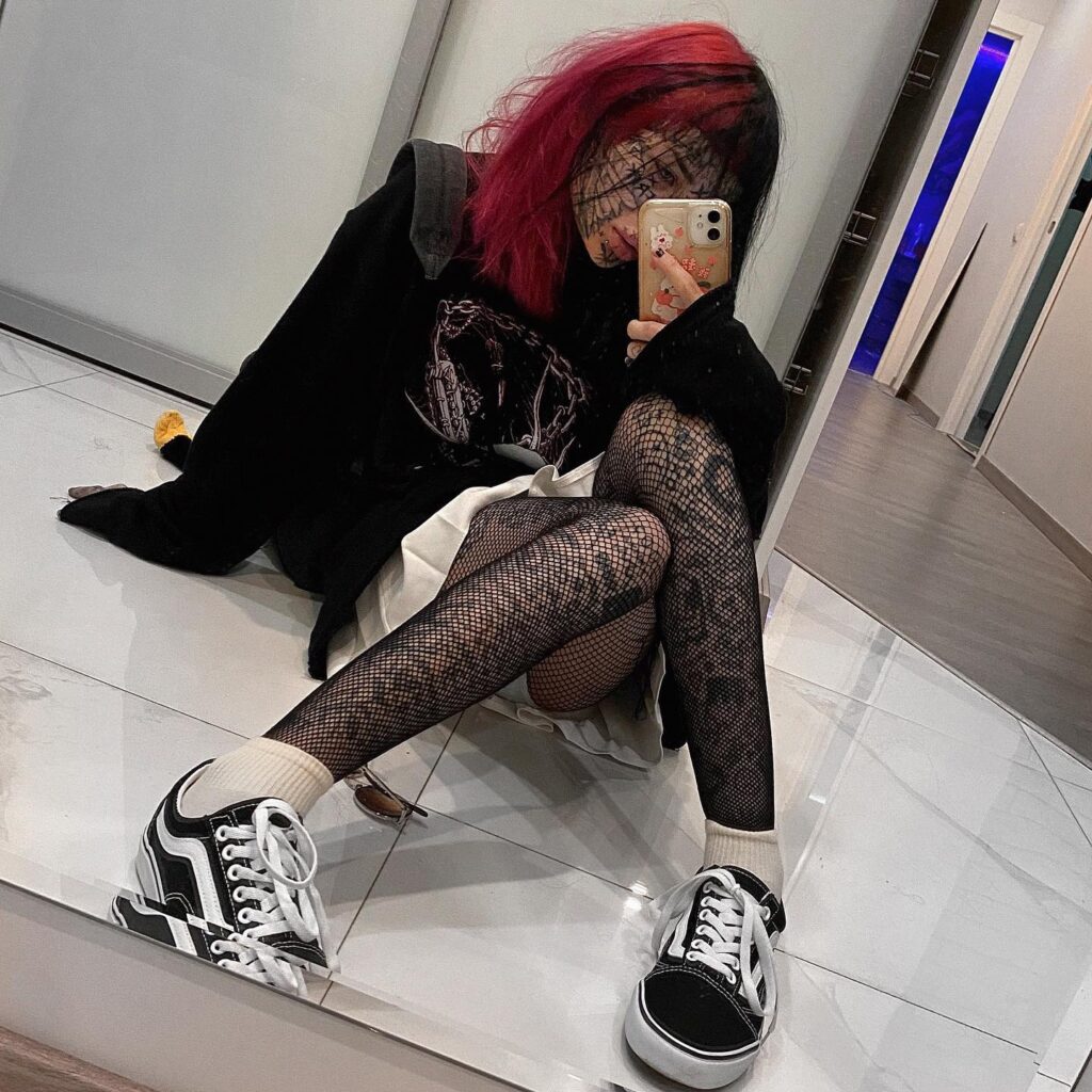 Татуированная ssspringvoid на фотка в сексуальных чёрных колготках в сеточку. Татуированная ssspringvoid на фотка в сексуальных чёрных колготках в сеточку.