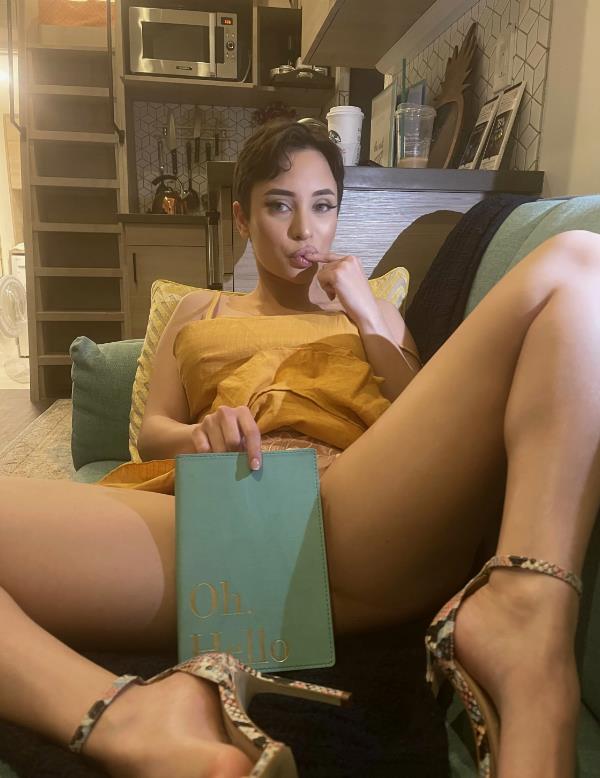 Соблазнительное фото с Вероникой Перассо закрывшей интимное место блокнотом. Соблазнительное фото с Вероникой Перассо закрывшей интимное место блокнотом.