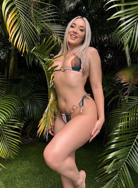 Откровенный снимок Samantha Gashi в мини бикини. Откровенный снимок Samantha Gashi в мини бикини.