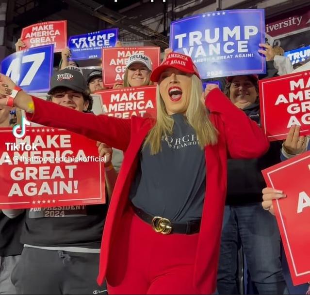 А тут Саманта Гаши в красном костюме на митинге в поддержку Трампа. А тут Саманта Гаши в красном костюме на митинге в поддержку Трампа.