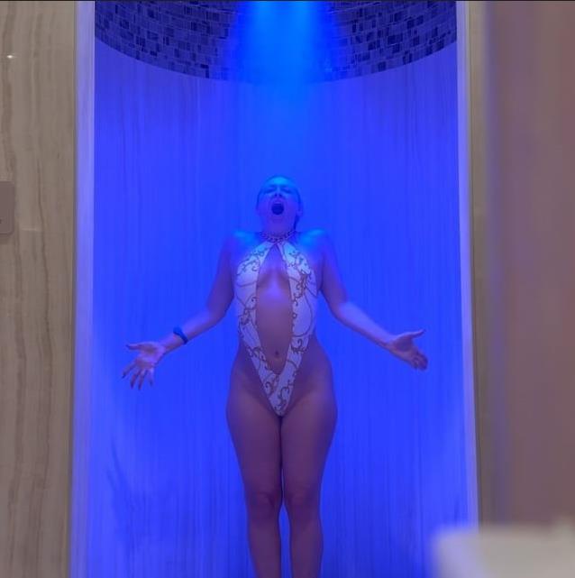 Смешной фото Samantha Gashi в купальнике под душем. Смешной фото Samantha Gashi в купальнике под душем.