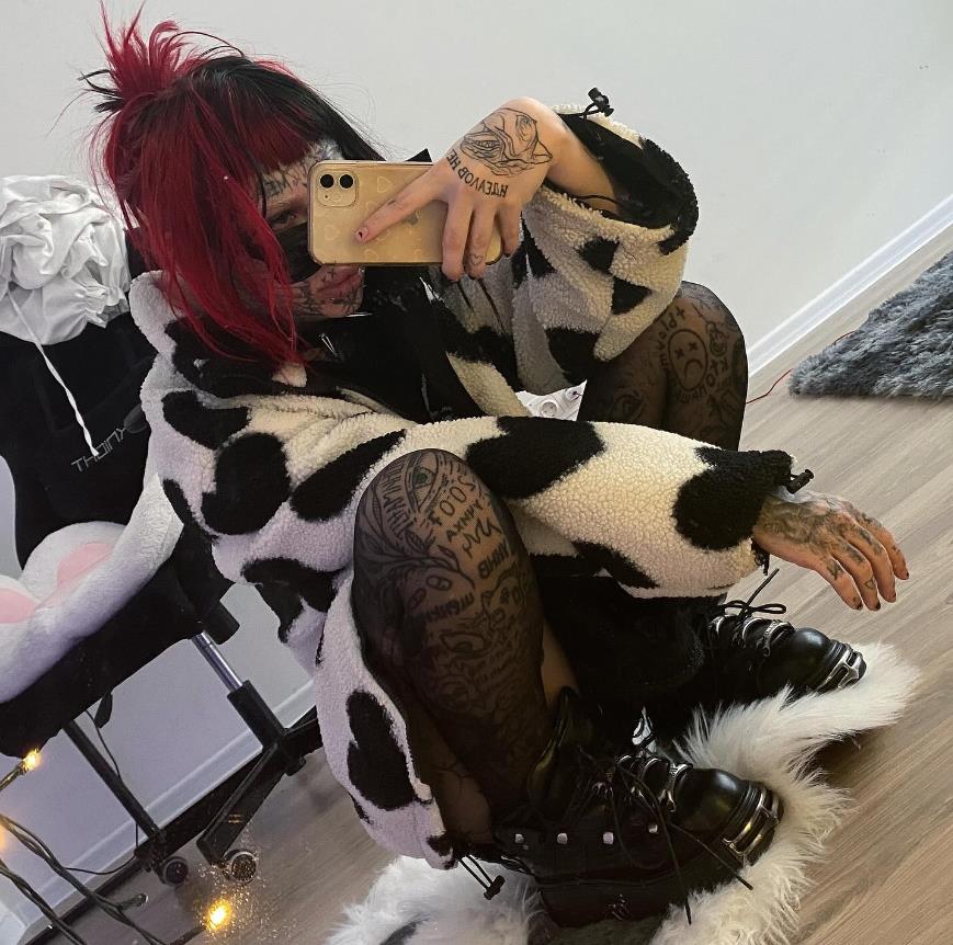 Безбашенная София Ковригина на селфи в чёрных чулках и с красными волосами. Безбашенная София Ковригина на селфи в чёрных чулках и с красными волосами.