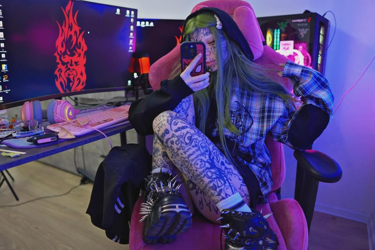 Ещё одно откровенное селфи от ssspringvoid за компом. Ещё одно откровенное селфи от ssspringvoid за компом.