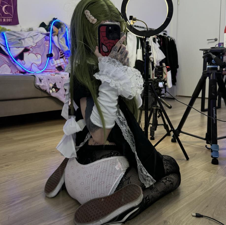 Слитое в сеть горячее фото с ssspringvoid в розовых трусах с сердечками и в чёрных чулках. Слитое в сеть горячее фото с ssspringvoid в розовых трусах с сердечками и в чёрных чулках.