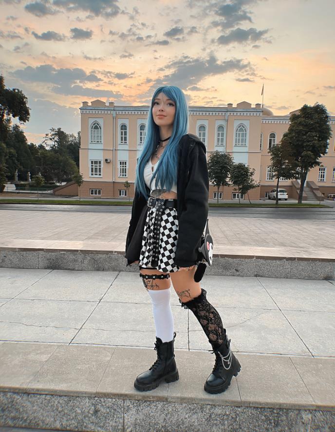 Милый снимок didicandy666 в разноцветных чулках и мини юбке.