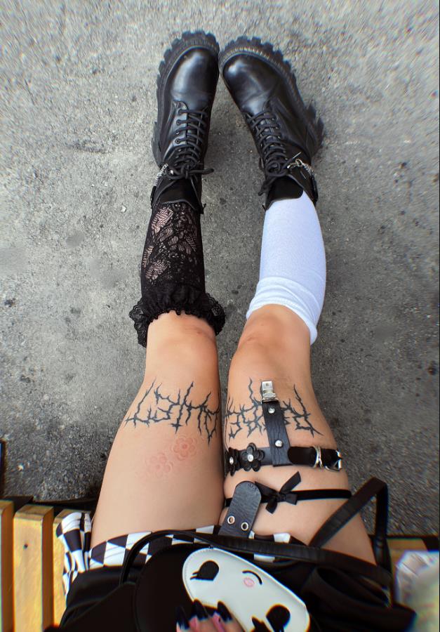 А на этом нимке блогерша Didi Candy показала подписчикам свои голые ножки м гольфах и татухи.