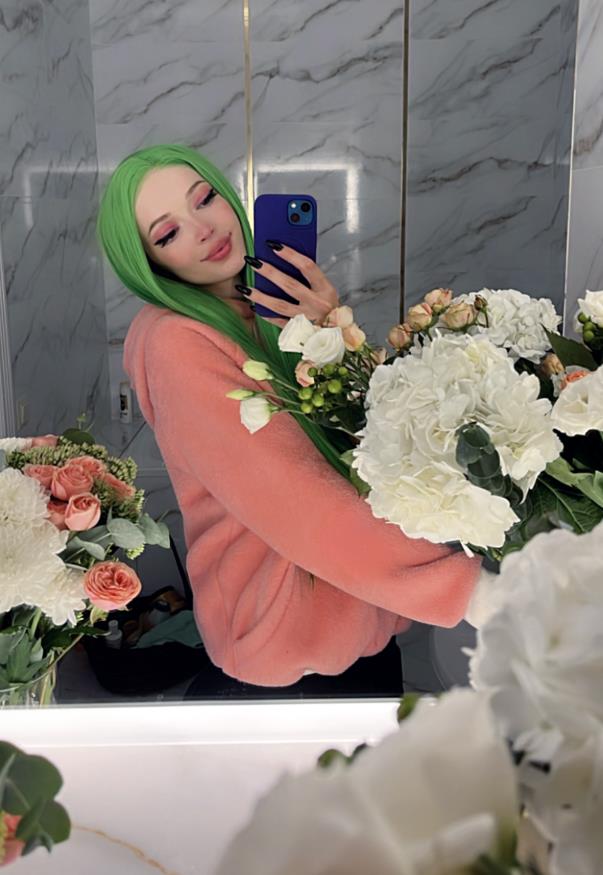 Нестандартное милое селфи с букетом цветов.