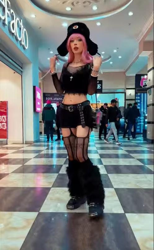 Смешная фотка с didicandy666  в ТЦ в Советской шапке и мини юбке.