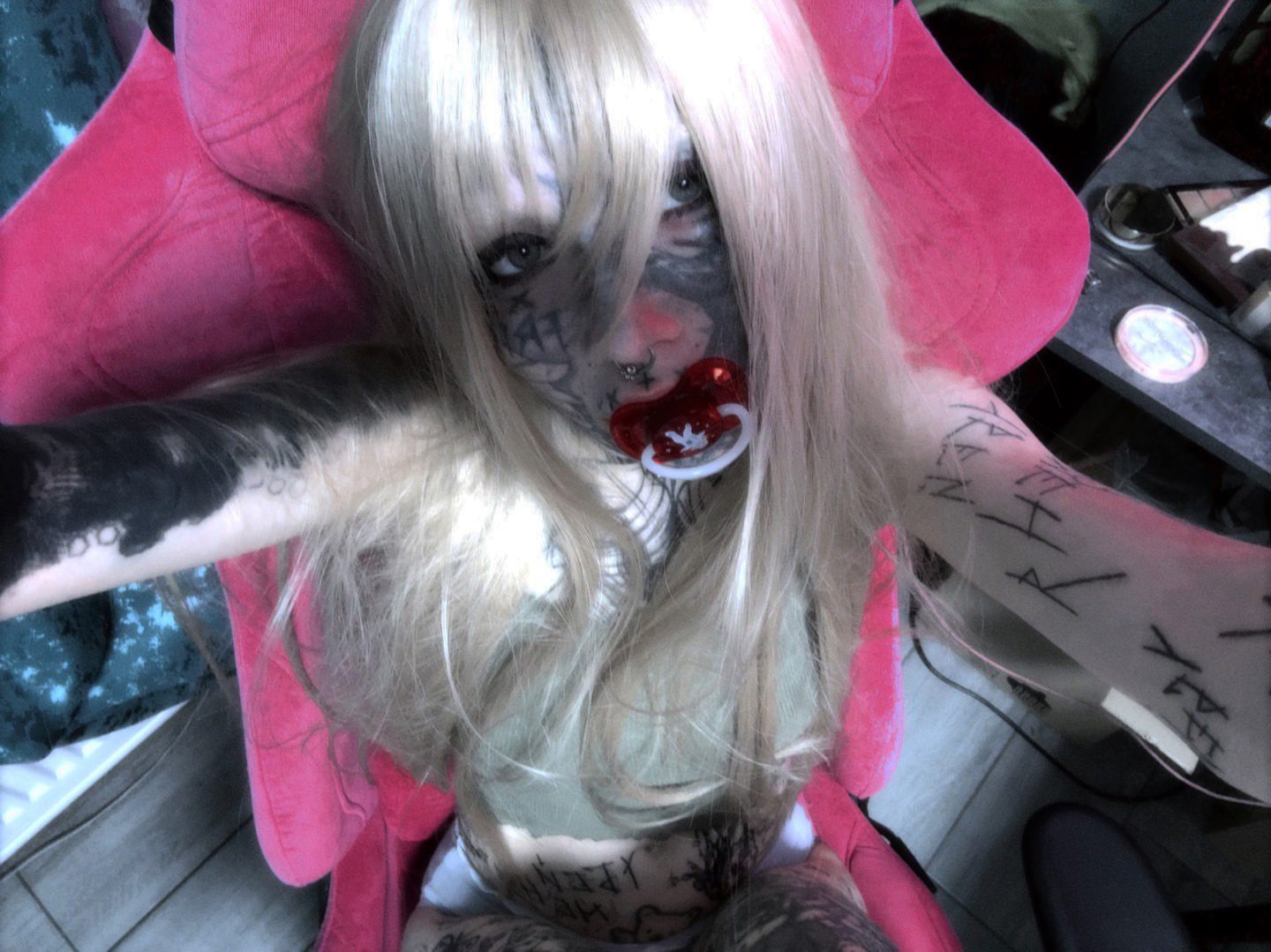 Смешное селфи ssspringvoid с соской во рту. Смешное селфи ssspringvoid с соской во рту.