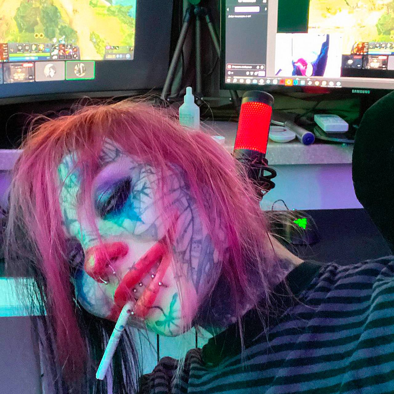 Крутой снимок от ssspringvoid с красными волосами в образе клоуна и с сигаретой во рту. Крутой снимок от ssspringvoid с красными волосами в образе клоуна и с сигаретой во рту.