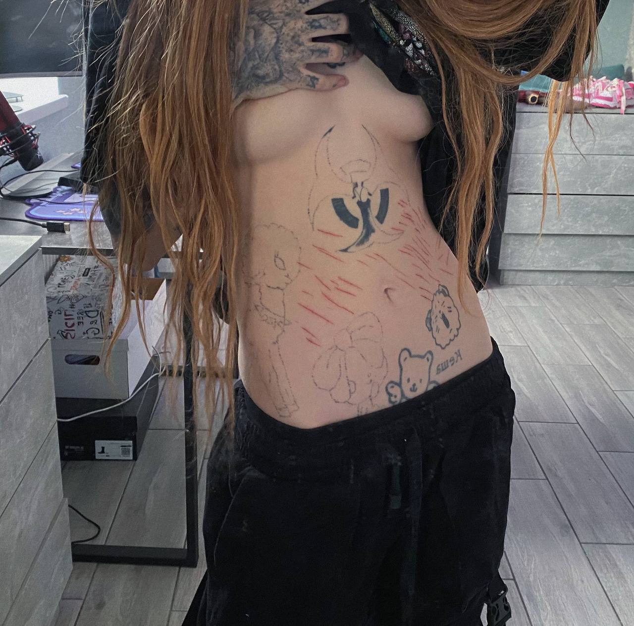 Слитое в сеть фото ssspringvoid на котором она показала голый живот с таут и подняла майку, под которой грудь без лифчика. Слитое в сеть фото ssspringvoid на котором она показала голый живот с таут и подняла майку, под которой грудь без лифчика.