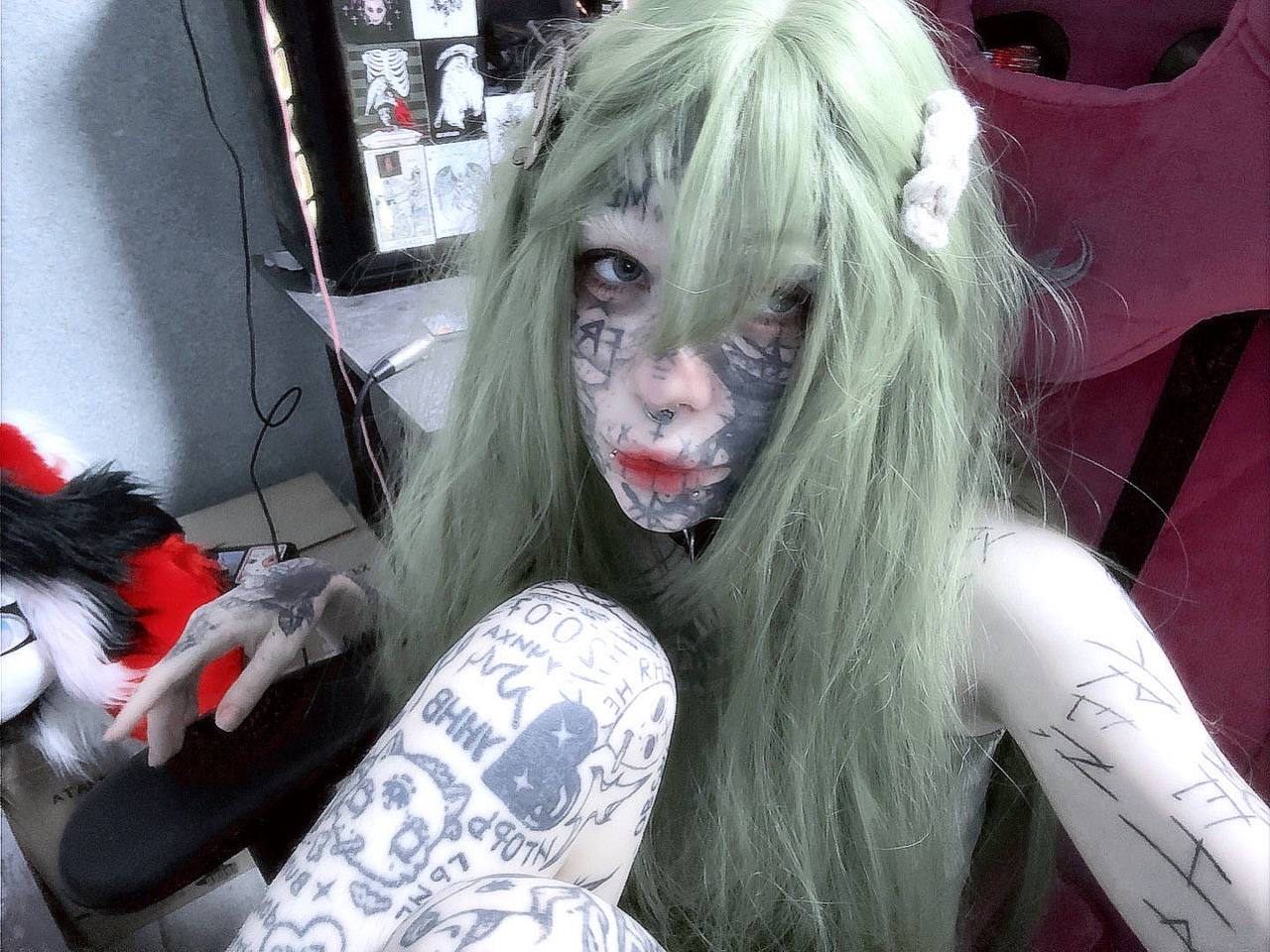 Снимок ssspringvoid с зелёными волосами. Снимок ssspringvoid с зелёными волосами.