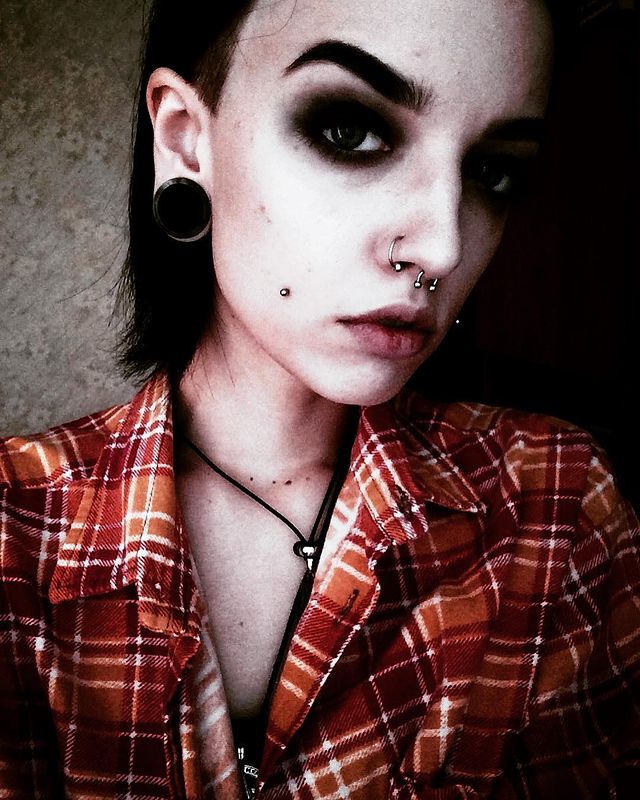 А на этом фото Марджера в яркой клетчатой рубашке и с туннелями в ушах.