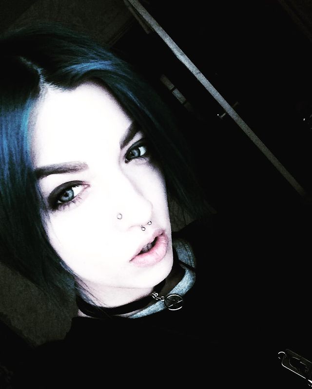 Стильное селфи от Вики в чокере и  пирсингом в носу.