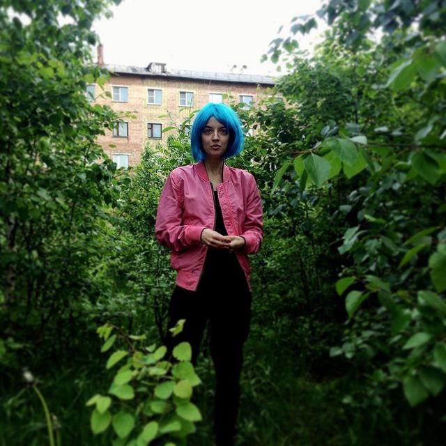 Ретро фото vikanus с причёской каре синего цвета.