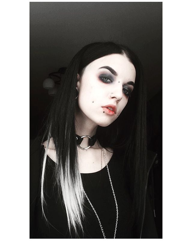 Соблазнительная стримерша vikanus в чёрном образе с пирсингом и в ошейнике на шее.