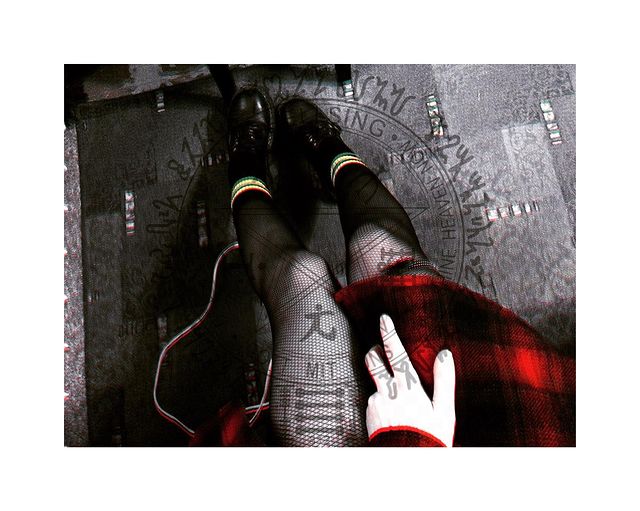 Фотка ножек "vikanus" с татуировками и в чулках в сеточку.