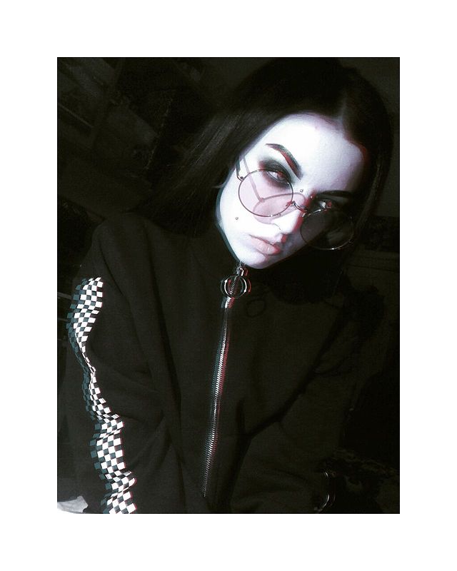 Смешная фотка Вики в круглых очках.