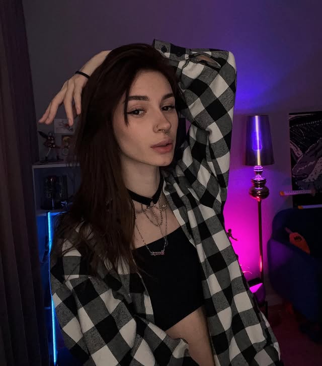 Стримерша Неля Рей (30 фото "NelyRay" слитых в сеть)