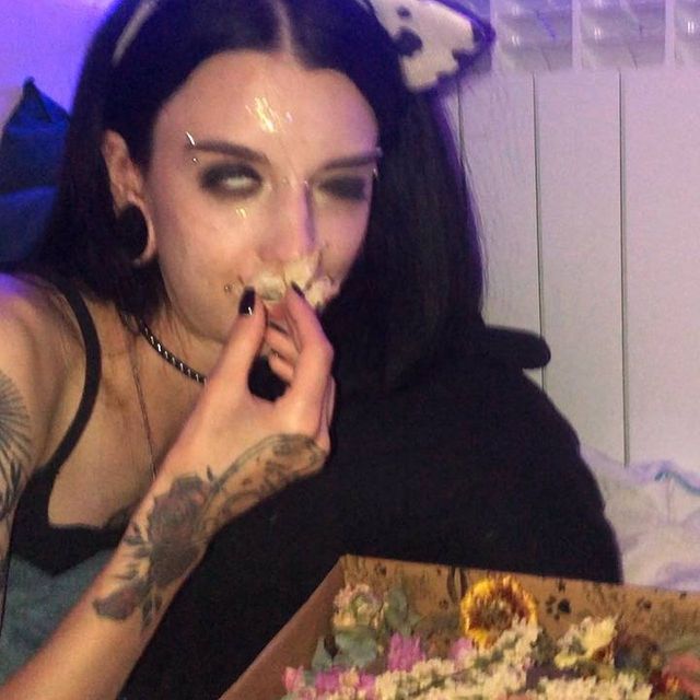 Смешная слитая в сеть фотка с vikanus нюхающей цветок.