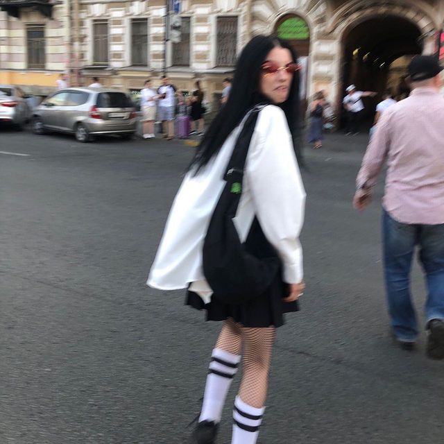 Ещё один снимок нашей героини в гетрах и чулках.