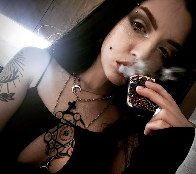 А на том снимке видны татуировки vikanus на груди и плече.