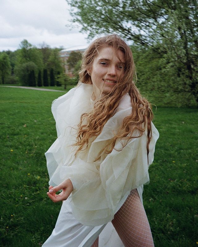 А тут она в белом платье и сетчатых чулках. А тут она в белом платье и сетчатых чулках.