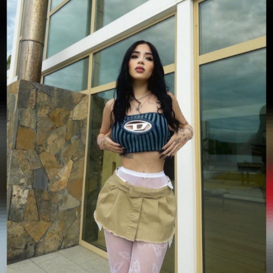 Певица и блогерша Katteyes на фото в мини юбке и белых чулках в сеточку.